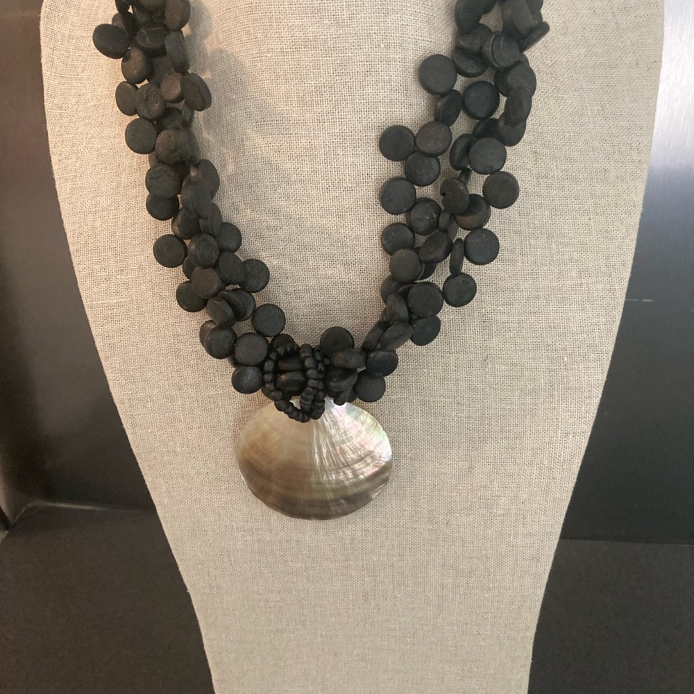 🔥4 for $20.00 🔥New York Co. Black Beaded Necklace with Abalone/ Moth. of Pearl